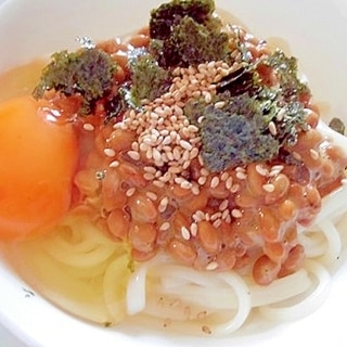 納豆と海苔と白ごまの　卵かけうどん